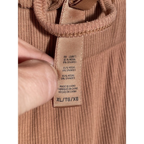 SKIMS Soft Lounge Sleep Set in the color Carmel XLG (spot on leg) - Picture 7 of 8